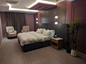 GoldCrest Mall and Residency - Executive 3-Bed Suite